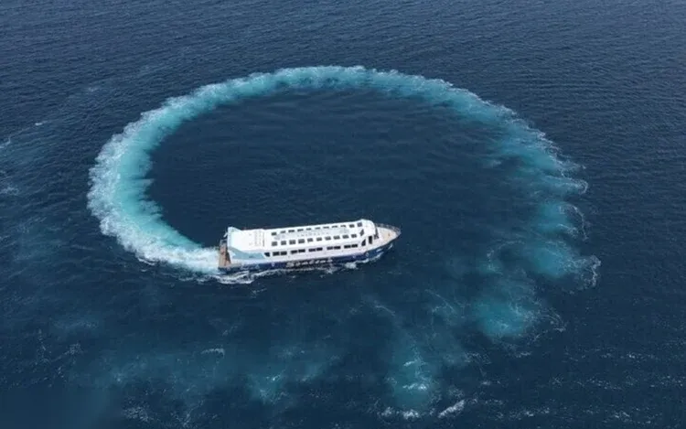 Semi-Submarine Tour — view 5